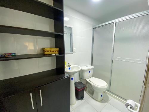 a bathroom with a toilet and a shower and a sink at Hotel Campestre La María Toro Valle in Toro
