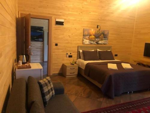 博德魯姆的住宿－Trabzon Karadeniz Uzungol，一间卧室配有一张床和一张沙发