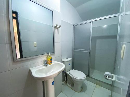a bathroom with a toilet and a sink and a shower at Hotel Campestre La María Toro Valle in Toro