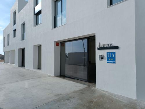 Το κτήριο όπου στεγάζεται  το ξενοδοχείο διαμερισμάτων