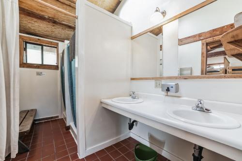 Baño con 2 lavabos y espejo en Limantour Lodge en Point Reyes Station