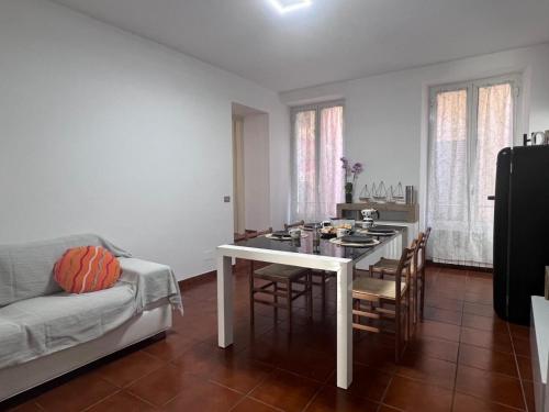 - un salon avec une table et un canapé dans l'établissement HOUSE DAMA, à Arenzano