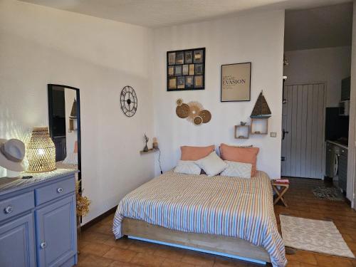 - une chambre avec un lit et une horloge murale dans l'établissement Boulouris Panorama Vue mer, à Saint-Raphaël