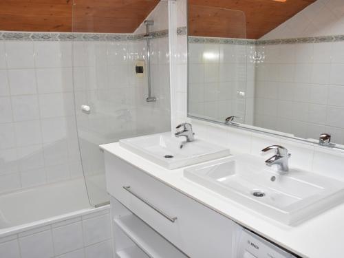 une salle de bain blanche avec deux lavabos et une douche dans l'établissement Charmant duplex avec grande terrasse au cœur de Champagny-en-Vanoise - FR-1-464-38, à Champagny-en-Vanoise