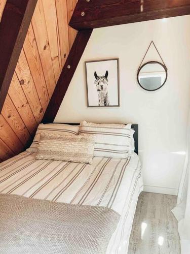 Ein Bett oder Betten in einem Zimmer der Unterkunft Mid Century Modern Cabin - The Tahoe A-Frame