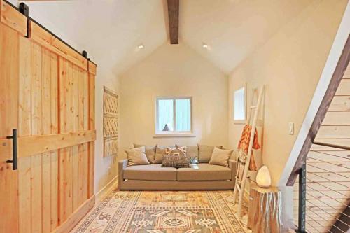 Ein Sitzbereich in der Unterkunft Mid Century Modern Cabin - The Tahoe A-Frame