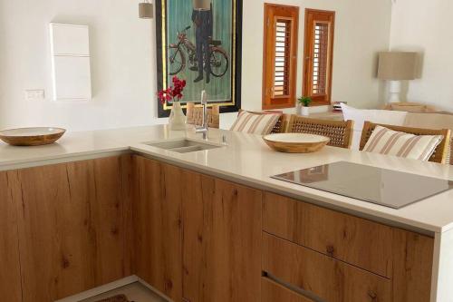 东方湾Orient Bay Villa Edenly的厨房配有水槽和带碗的柜台。