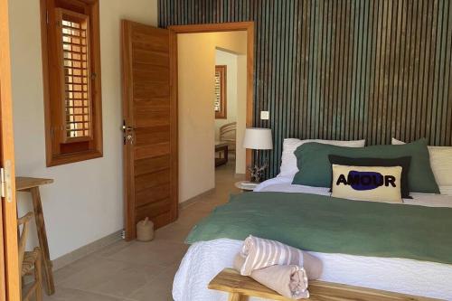 东方湾Orient Bay Villa Edenly的卧室里有一张床，床铺是绿色的