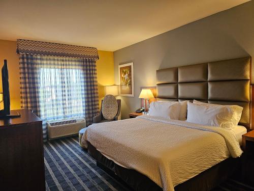 a hotel room with a bed and a window at Holiday Inn Express & Suites Perry-National Fairground Area by IHG in Perry