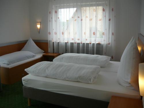 Una cama o camas en una habitación de Hotel Gasthof Herderich