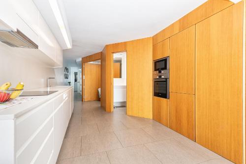 Kuchyň nebo kuchyňský kout v ubytování Luxury First Line Apartment.