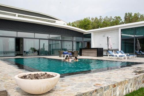 uma casa com piscina e uma casa em Nurai Losin em Abu Dhabi