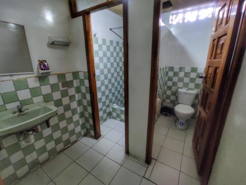 y baño con lavabo y aseo. en Hotel Altamira Suites - Ibarra, en Ibarra