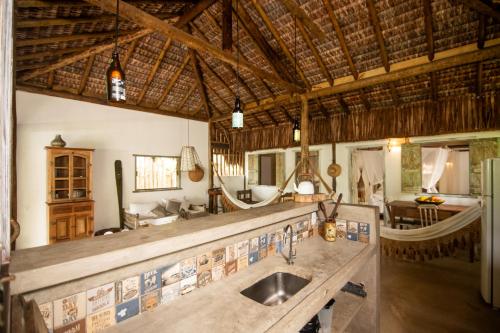 カライーバにあるCasa maravilhosa beira mar na vila de Caraívaのシンクと浴槽を備えたリゾートのキッチン