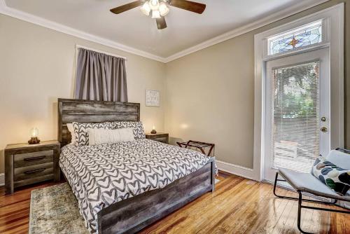 - une chambre avec un lit et un ventilateur de plafond dans l'établissement The White Len, à Jacksonville