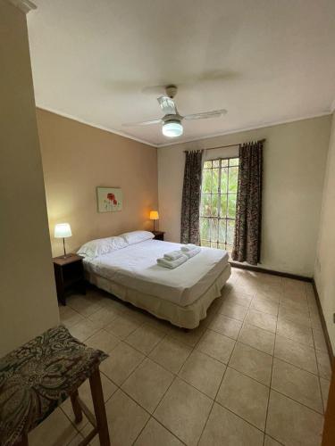 Un dormitorio con una cama grande y una ventana en don isidro cabaña en La Paz