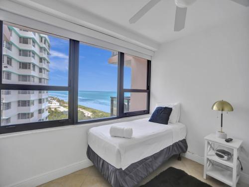 1 dormitorio con cama y ventana grande en Modern Ocean View Condo Beach Service Unit 1206, en Miami Beach