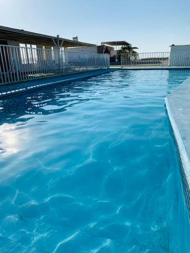 a swimming pool with blue water at Hospedaje la Florentina in Pica