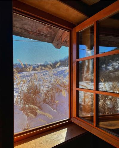 an open window with a view of the desert at Seosko domacintsvo kod Cvela in Kraljevo