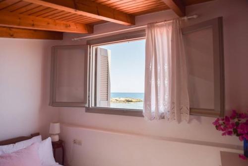 カラマキにあるSeasound houseのベッドルーム1室(海の景色を望む窓付)