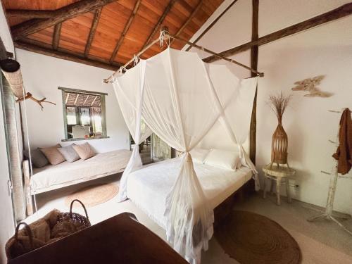 Dormitorio con cama con red en Casa Mar Pé na Areia, en Caraíva