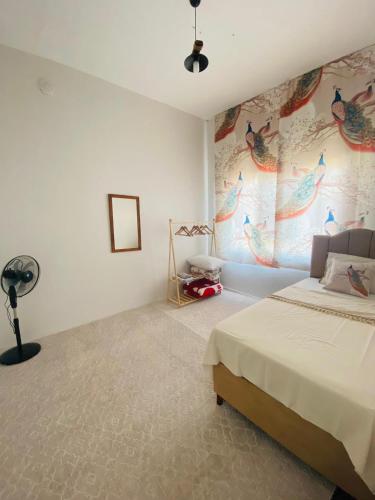 ein Schlafzimmer mit einem Bett und einer Wand mit einem Pfauenmuster in der Unterkunft Tarihi kent ev in Mardin