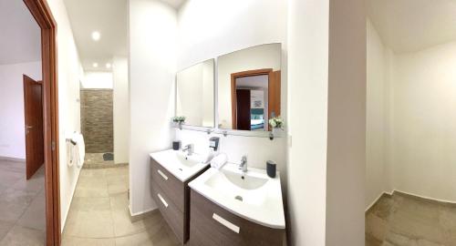a bathroom with a sink and a mirror at Villa de 3 habitaciones frente al mar Roatán in Roatan