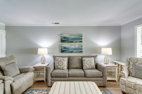 Χώρος καθιστικού στο 4 Mi to Beach St Simons Island Golf Course Condo