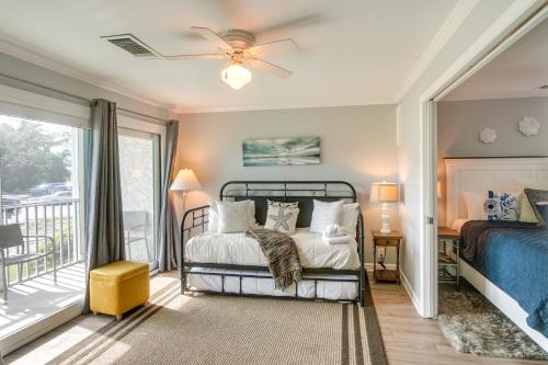 1 dormitorio con 1 cama y balcón en St Simons Island Condo on Golf Course Near Beach!, en Harrington