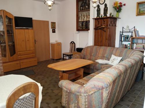 a living room with a couch and a wooden table at Ferien-u. Monteurwohnung ganze Unterkunft in Schieder- Schwalenberg in Schieder-Schwalenberg