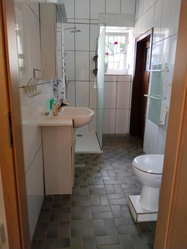 a bathroom with a sink and a toilet at Ferien-u. Monteurwohnung ganze Unterkunft in Schieder- Schwalenberg in Schieder-Schwalenberg