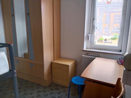 a small room with a table and a window at Ferien-u. Monteurwohnung ganze Unterkunft in Schieder- Schwalenberg in Schieder-Schwalenberg