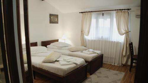 Ένα ή περισσότερα κρεβάτια σε δωμάτιο στο Casa Colinelor