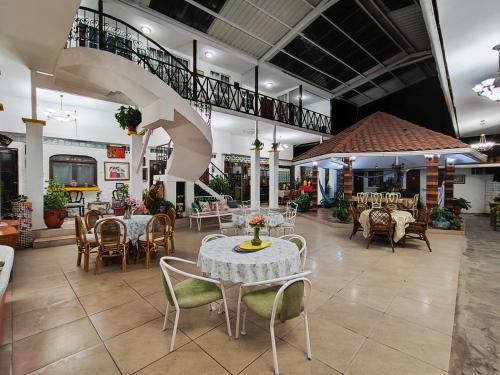 un restaurant avec des tables et des chaises et un balcon dans l'établissement Las Catalinas Anton Panama, à Antón