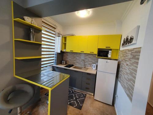 A cozinha ou cozinha compacta de Solid Residence Apartments Mamaia