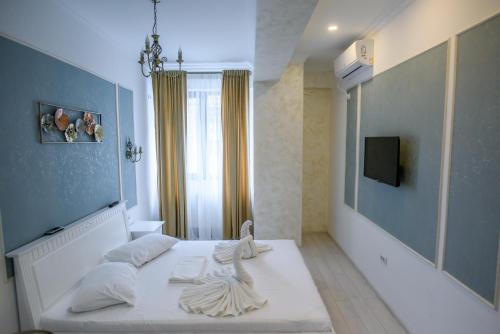 Llit o llits en una habitació de Solid Apartments Mamaia