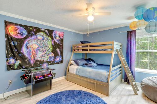 ブラック・マウンテンにあるBlack Mountain Retreat with Hot Tub and Mountain Viewsのベッドルーム1室(二段ベッド1組付)が備わります。壁には絵画が飾られています。