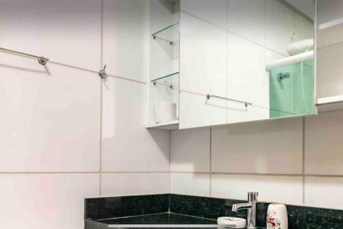 uma casa de banho com um lavatório e um espelho em Coração de Boa Viagem em Recife