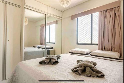 ein Schlafzimmer mit einem Bett mit Handtüchern darauf in der Unterkunft Coração de Boa Viagem in Recife