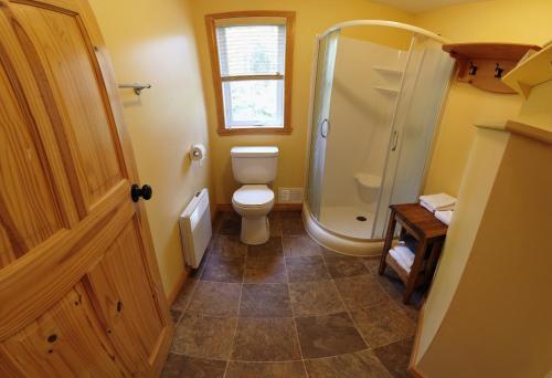 a bathroom with a toilet and a shower at Parc du Mont-Citadelle in Saint-Honoré-de-Témiscouata