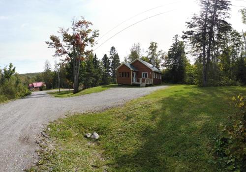 a house on the side of a dirt road at Parc du Mont-Citadelle in Saint-Honoré-de-Témiscouata