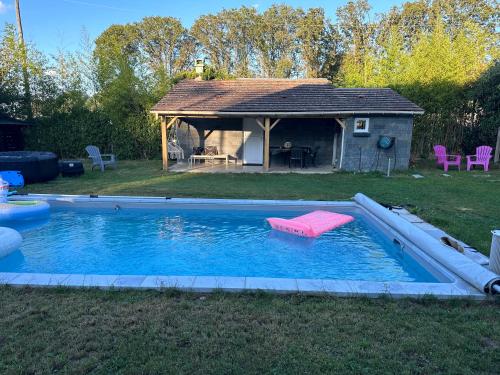 ein großer Pool mit einem Haus im Hintergrund in der Unterkunft Studio indépendant jardin avec piscine privatisée in Brétigny-sur-Orge