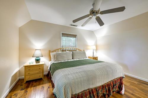 um quarto com uma cama e uma ventoinha de tecto em 36-Acre Scaly Mountain Tranquility Lodge em Scaly Mountain