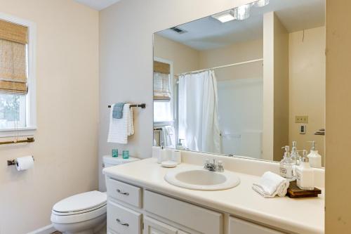 uma casa de banho com um lavatório, um WC e um espelho. em 36-Acre Scaly Mountain Tranquility Lodge em Scaly Mountain