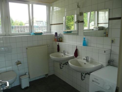Ένα μπάνιο στο Ferienhaus Haus Kellerhof mit zwei Ferienwohnungen und Garten zu verkaufen Kontakt Peter Heubüschl Lörrach