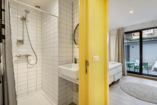 y baño con bañera, lavamanos y ducha. en R73 Apartments by Domani Hotels, en Amberes