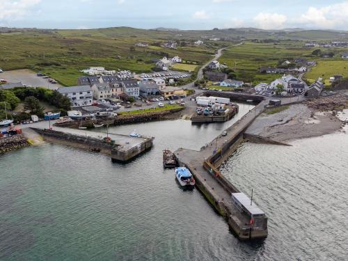 eine Luftansicht eines Hafens mit Booten im Wasser in der Unterkunft Cleggan Pierside Apt 1 in Cleggan