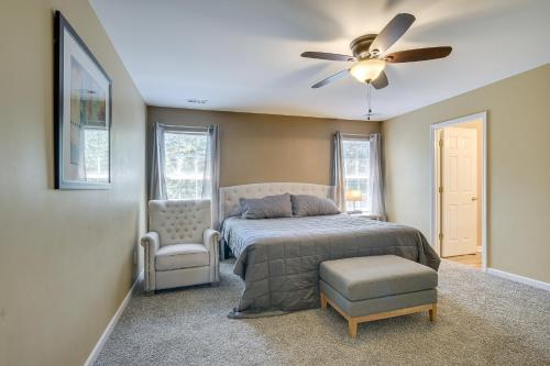 Schlafzimmer mit einem Bett und einem Deckenventilator in der Unterkunft Raleigh Home with Screened Porch 8 Mi to Downtown! in Raleigh