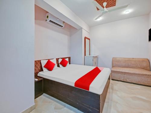a bedroom with a bed and a chair in it at OYO Flagship Sona Residency in Rānchī