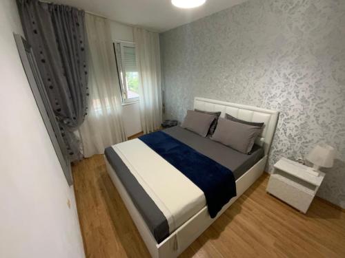 1 dormitorio con 1 cama grande con manta azul y blanca en LILI50 en Plovdiv